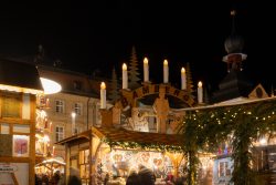 Bamberg - Bamberg Weihnachtsmarkt 2023 Ein festlich geschmückter Weihnachtsmarkt in Bamberg bei Nacht Bamberg - Bamberg Weihnachtsmarkt 2023 Weihnachtsmarkt in Bamberg mit feierlicher Beleuchtung und dekorierten Ständen