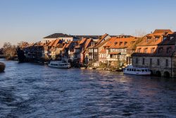 Bamberg - Bamberg Weihnachtsmarkt 2023 Fachwerkhäuser entlang des Flusses in Bamberg, bekannt als Kleines Venedig Bamberg - Bamberg Weihnachtsmarkt 2023 Kleines Venedig in Bamberg mit Fachwerkhäusern am Fluss