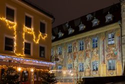 Bamberg - Bamberg Weihnachtsmarkt 2023 Festliche Beleuchtung und beeindruckende Wandmalereien in der Altstadt von Bamberg Bamberg - Bamberg Weihnachtsmarkt 2023 Nürnberg Gebäude mit Weihnachtsbeleuchtung und Wandmalereien bei Nacht