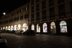 Bamberg - Bamberg Weihnachtsmarkt 2023 Einladende Geschäfte bei Nacht, festlich beleuchtet zur Weihnachtszeit Bamberg - Bamberg Weihnachtsmarkt 2023 Beleuchtete Ladenfassade mit weihnachtlicher Dekoration bei Nacht
