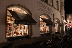 Bamberg - Bamberg Weihnachtsmarkt 2023 Ein charmantes Antiquitätengeschäft bei Nacht mit festlich dekoriertem Schaufenster Bamberg - Bamberg Weihnachtsmarkt 2023 Antiquitätengeschäft bei Nacht mit beleuchtetem Schaufenster