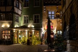 Bamberg - Bamberg Weihnachtsmarkt 2023 Ein ruhiger Altstadtplatz erstrahlt in festlichem Licht Bamberg - Bamberg Weihnachtsmarkt 2023 Charmanter, beleuchteter Altstadtplatz bei Nacht mit festlicher Dekoration