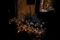 Bamberg - Bamberg Weihnachtsmarkt 2023 Ein stimmungsvoll geschmückter Hauseingang mit Lichterketten und Christbaumbällen Bamberg - Bamberg Weihnachtsmarkt 2023 Weihnachtlich dekorierter Eingang mit Lichtern und Christbaumschmuck