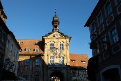 Bamberg - Bamberg Weihnachtsmarkt 2023 Das historische Alte Rathaus in Bamberg, ein berühmtes Wahrzeichen der Altstadt Bamberg - Bamberg Weihnachtsmarkt 2023 Altes Rathaus Bamberg im goldenen Sonnenlicht