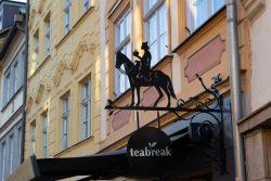 Bamberg - Bamberg Weihnachtsmarkt 2023 Schild eines Teebreake Ladens mit Cowboy-Silhouette in einer charmanten Altstadt Bamberg - Bamberg Weihnachtsmarkt 2023 Schild eines Teeladens mit Cowboy-Silhouette auf Pferd in einer Altstadt