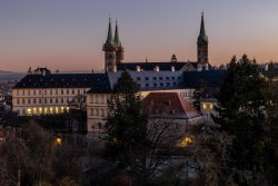 Bamberg - Bamberg Weihnachtsmarkt 2023 Das historische Michaelsberg Kloster in Bamberg bei Sonnenuntergang Bamberg - Bamberg Weihnachtsmarkt 2023 Abendaufnahme des Michaelsberg Klosters in Bamberg mit beleuchtetem Himmel