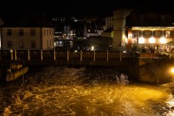 Bamberg - Bamberg Weihnachtsmarkt 2023 Eine deutsche Stadt bei Nacht während eines Hochwassers beleuchtet Bamberg - Bamberg Weihnachtsmarkt 2023 Hochwasser nachts in einer beleuchteten deutschen Stadt
