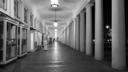 Fotografie von Aloys Peter Trenz Schwarzweiß-Foto eines beleuchteten, überdachten Säulengangs bei Nacht Ausgewählte Fotomotive von Aloys Peter Trenz