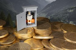 Fotografie von Aloys Peter Trenz Miniaturfigur in einem Plumpsklo auf einem Stapel Euromünzen Ausgewählte Fotomotive von Aloys Peter Trenz