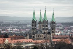 Fotografie von Aloys Peter Trenz Panorama des Bamberger Doms mit grünen Türmen und Stadt im Hintergrund Ausgewählte Fotomotive von Aloys Peter Trenz