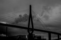 Fotografie von Aloys Peter Trenz Düstere Aufnahme der Köhlbrandbrücke in Hamburg mit bewölktem Himmel Ausgewählte Fotomotive von Aloys Peter Trenz