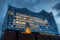 Fotografie von Aloys Peter Trenz Beleuchtete Elbphilharmonie bei Nacht in Hamburg, Deutschland Ausgewählte Fotomotive von Aloys Peter Trenz