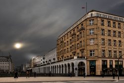 Fotografie von Aloys Peter Trenz Historisches Gebäude am Alsterfleetufer bei bewölktem Himmel in Hamburg Ausgewählte Fotomotive von Aloys Peter Trenz