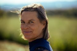 Fotografie von Aloys Peter Trenz Frau in Landschaft bei Sonnenlicht lächelt in die Kamera Ausgewählte Fotomotive von Aloys Peter Trenz