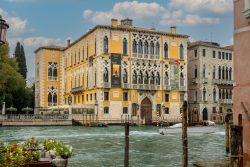 Fotografie von Aloys Peter Trenz Gelber Palast am Canal Grande in Venedig mit Verzierungen Ausgewählte Fotomotive von Aloys Peter Trenz