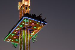 Fotografie von Aloys Peter Trenz Freizeitpark-Fahrgeschäft bei Nacht mit bunter Beleuchtung Ausgewählte Fotomotive von Aloys Peter Trenz