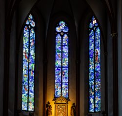 Fotografie von Aloys Peter Trenz Gotische Kirchenfenster mit bunten Glasmalereien in einem gotischen Kircheninterieur Ausgewählte Fotomotive von Aloys Peter Trenz