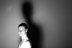 Fotografie von Aloys Peter Trenz Porträt einer Person mit Schatten an der Wand im minimalistischen Stil Ausgewählte Fotomotive von Aloys Peter Trenz