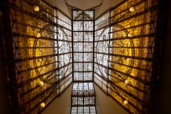 Fotografie von Aloys Peter Trenz Jugendstil Glasdecke mit kunstvollen Details in einem historischen Gebäude Ausgewählte Fotomotive von Aloys Peter Trenz
