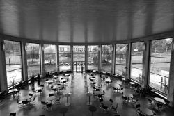 Fotografie von Aloys Peter Trenz Schwarzweißaufnahme eines stilvollen Restaurants mit großen Panoramafenstern Ausgewählte Fotomotive von Aloys Peter Trenz