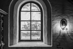 Fotografie von Aloys Peter Trenz Schwarz-Weiß-Foto eines Bogenfensters mit Gartenblick Ausgewählte Fotomotive von Aloys Peter Trenz