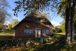 Fotografie von Aloys Peter Trenz Historisches Reetdachhaus in ländlicher Umgebung im Herbst Ausgewählte Fotomotive von Aloys Peter Trenz