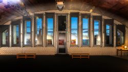 Fotografie von Aloys Peter Trenz Beleuchtete Kunstgalerie mit großen Fenstern und Gemälden an der Wand Ausgewählte Fotomotive von Aloys Peter Trenz