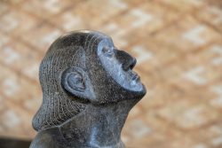 Frankfurt IG Farbengebaeude Goethe Universitaet Antike Skulptur einer nach oben blickenden Person in Stein