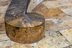 Frankfurt IG Farbengebaeude Goethe Universitaet Runde Steinbank auf gefliesten Boden mit Patina