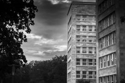 Frankfurt IG Farbengebaeude Goethe Universitaet Historisches Bürogebäude im Schwarz-Weiß-Foto bei bewölktem Himmel
