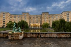Frankfurt IG Farbengebaeude Goethe Universitaet Historisches Gebäude mit Statue und Teich bei bewölktem Himmel