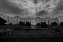 Frankfurt IG Farbengebaeude Goethe Universitaet Großes Gebäude mit dramatischem Himmel und Teich im Vordergrund