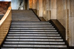 Frankfurt IG Farbengebaeude Goethe Universitaet Breite Marmortreppe in einem eleganten Gebäude