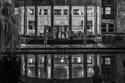 Frankfurt IG Farbengebaeude Goethe Universitaet Nachtansicht eines beleuchteten modernen Gebäudes mit Reflexion im Wasser