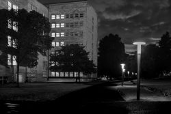 Frankfurt IG Farbengebaeude Goethe Universitaet Nachtaufnahme eines beleuchteten Wegs neben einem Gebäude