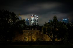 Frankfurt IG Farbengebaeude Goethe Universitaet Frankfurter Skyline nachts beleuchtet