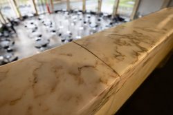 Frankfurt IG Farbengebaeude Goethe Universitaet Marmortisch mit unscharfem Hintergrund eines modernen Cafés