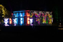 Frankfurt Palmengarten Winterlichter 2025 Historisches Gebäude beleuchtet mit bunten Lichtern in der Nacht