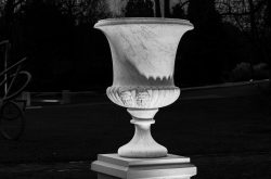 Frankfurt Palmengarten Winterlichter 2025 Große Marmorskulptur eines antiken Kraters im Park in Schwarz-Weiß