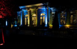 Frankfurt Palmengarten Winterlichter 2025 Beleuchtetes Gebäude bei Nacht mit farbigem Licht