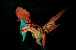 Frankfurt Palmengarten Winterlichter 2025 Leuchtender Dinosaurier mit roten Flügeln im Dunkeln