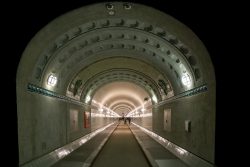 Hamburg Architekturfotografie und Hafen Februar 2024 Historischer beleuchteter Tunnel mit gewölbter Decke in urbanem Umland
