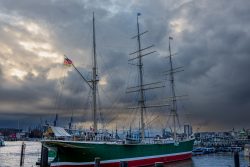 Hamburg Architekturfotografie und Hafen Februar 2024 Dreimaster Segelschiff im Hamburger Hafen bei bewölktem Himmel