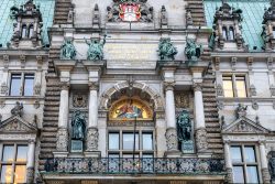 Hamburg Architekturfotografie und Hafen Februar 2024 Detail der Fassade des Hamburger Rathauses mit Statuen und Verzierungen