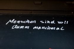 Hamburg Architekturfotografie und Hafen Februar 2024 Handgeschriebene Nachricht auf schwarzer Oberfläche