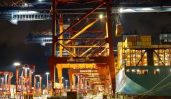 Hamburg Architekturfotografie und Hafen Februar 2024 Beleuchteter Hafen mit Containerschiffen bei Nacht