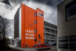 Hamburg Architekturfotografie und Hafen Februar 2024 Gebäude mit oranger Fassade und Solidaritätsbotschaften