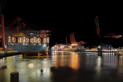 Hamburg Architekturfotografie und Hafen Februar 2024 Containerschiff im beleuchteten Hafen bei Nacht in Deutschland