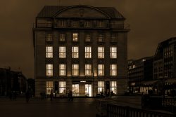 Hamburg Architekturfotografie und Hafen Februar 2024 Beleuchtetes historisches Gebäude in der Abenddämmerung