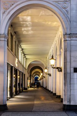 Hamburg Architekturfotografie und Hafen Februar 2024 Historischer Arkadengang mit Beleuchtung in einer Stadt